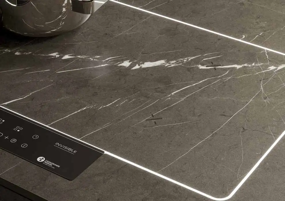 Piani ad induzione integrati Ghost di Casalgrande Padana: il gres porcellanato si trasforma in superficie d’arredo