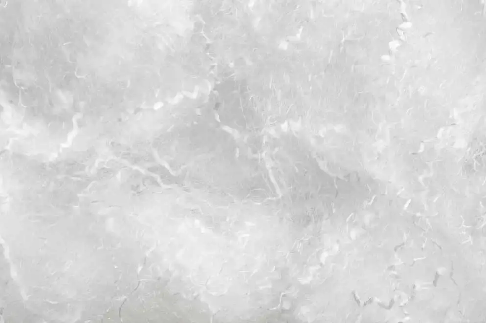 Imbottitura in poliestere riciclato Advaterra di Elcam: trasformare la plastica in fibre soffici e confortevoli