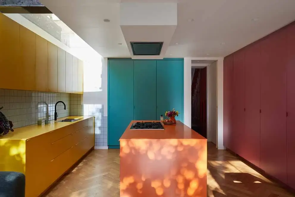 Solid Surface Himacs: colori vivaci per una cucina solare
