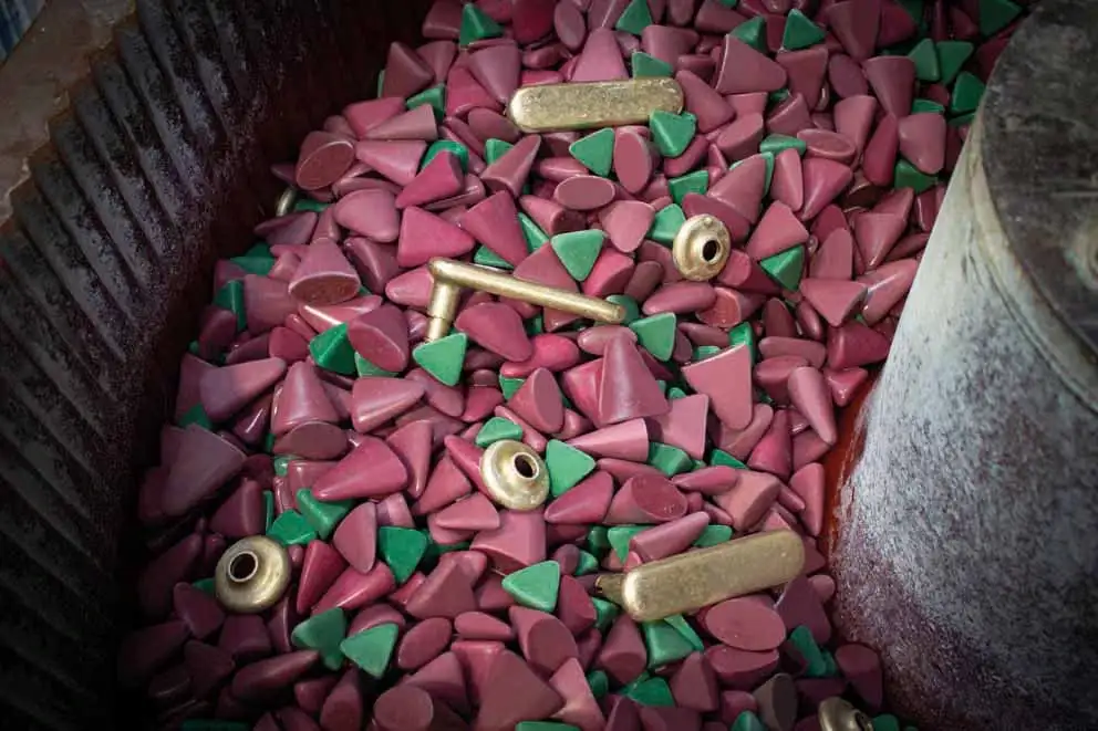 Maniglie per porte e finestre Dnd nelle nuove finiture Ottone naturale e Alluminio naturale