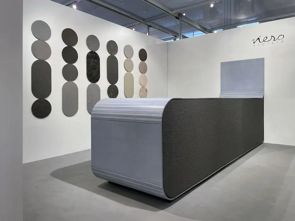 Superfici in pietra di Nerosicilia a SICAM 2025: ricerca, equilibrio e matericità per il design contemporaneo