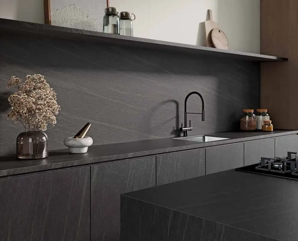 Superfici di pietra sinterizzata Neolith per soluzioni total black