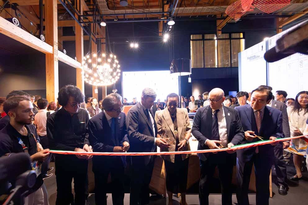 Taglio nastro Collezione Permanente SaloneSatellite_Expo Osaka_Hiroshi Ishiguro_Matteo Zoppas_Marva Griffin_Mario Vattani_Koji Haneda.webp