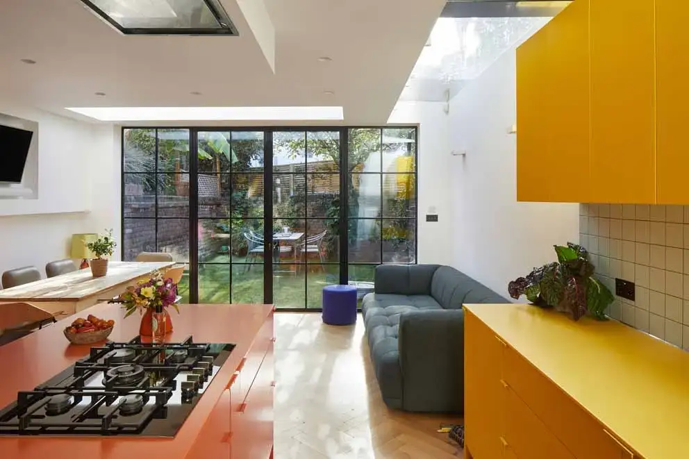 Una cucina solare con Himacs.webp